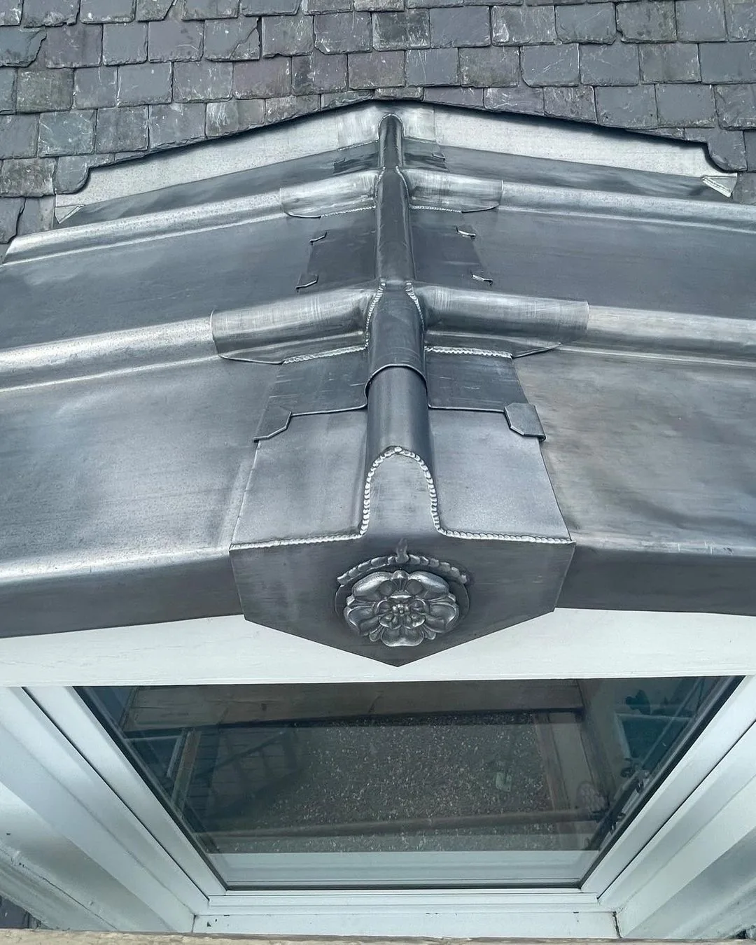 Détail de zinguerie sur ardoise